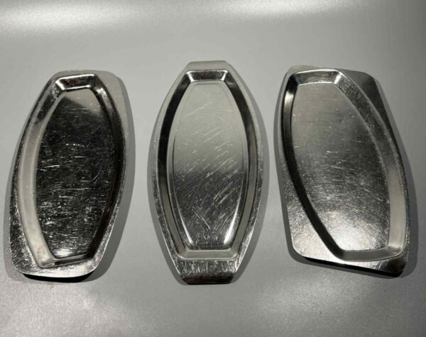 Lėkštė, lėkštės metalinės, nerūdijančio plieno, neržaveikos sovietinės, tarybinių laikų, keturkampės. Pirmųjų 33 vnt. Antrųjų 14 vnt. Trečiųjų 2 vnt. Kaina po 13