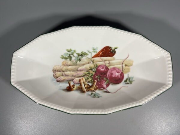 Lėkštė porcelianinė, aštuoniakampė, antikvarinė puošta daržovių piešiniu. Kaina 18