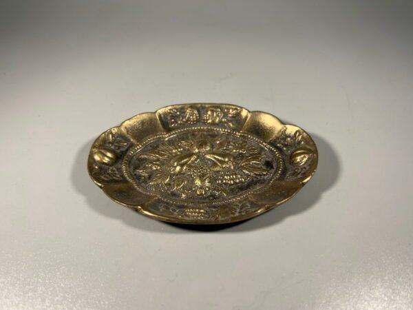 Lėkštutė, peleninė žalvarinė Art Deco stiliaus „vide-poche“, su vaisių ir gėlių motyvais. Kaina 17