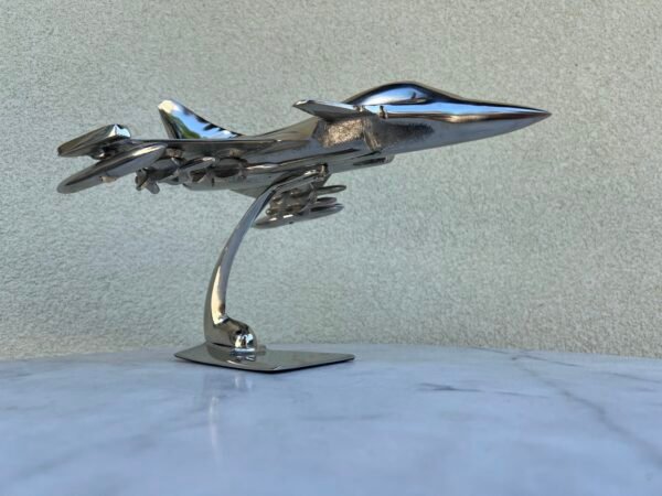 Statulėlė, stalo puošmena, lėktuvo, reaktyvinio naikintuvo ant stovo dekoracija iš lieto aliuminio. Kaina 128
