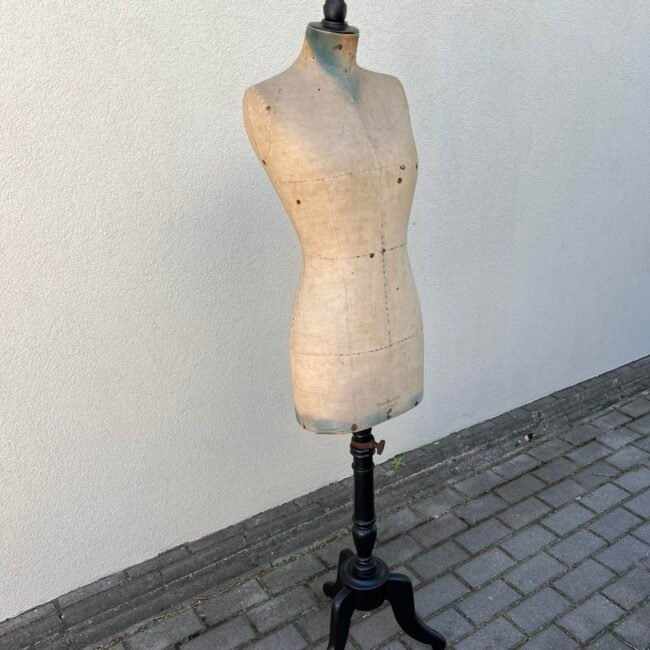 Manekenas20moteriskas20antikvarinis20Belgija201.jpg Manekenas20moteriskas20antikvarinis20Belgija201.jpg