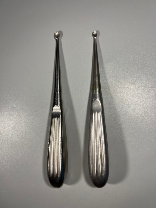 Medicininis chirurginis įrankis Bruns kaulo kiuretė (angl. Bruns bone curette), dar žinoma kaip Spratt kaulo kiuretė. 2 vnt. Kaina po 13