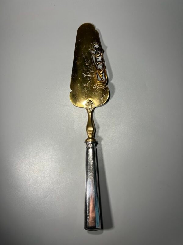 Mentelė, lopetėlė sidabruota tortui, pyragaičiams, antikvarinė, Art Deco stiliaus, prancūziška. Kaina 32