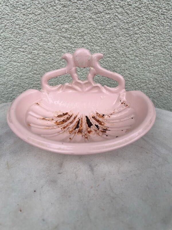 Muilinė špižinė, ketaus. sunki, švelnios rožinės spalvos, ant trijų kojelių, pastatoma, pakabinama. Kaina 18