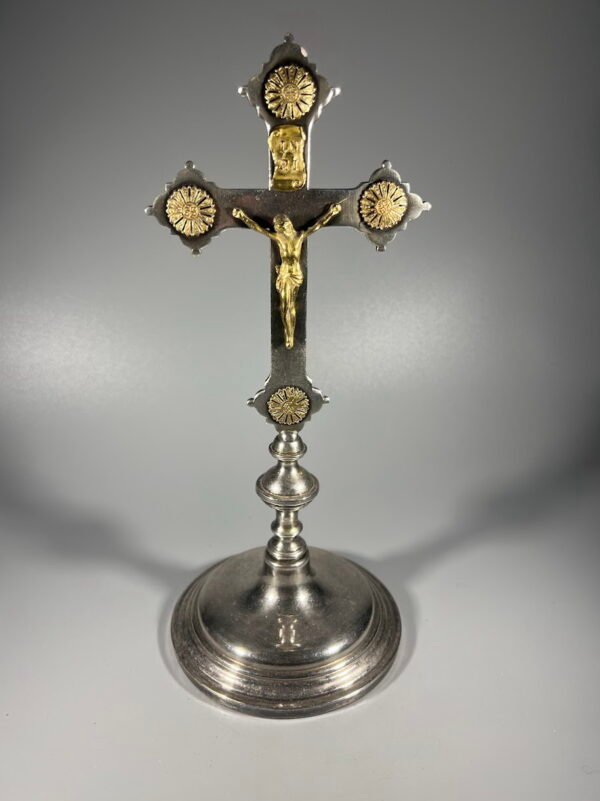 Nukryžiuotasis, kryžius pastatomas, antikvarinis, apvaliu pagrindu. Kaina 78