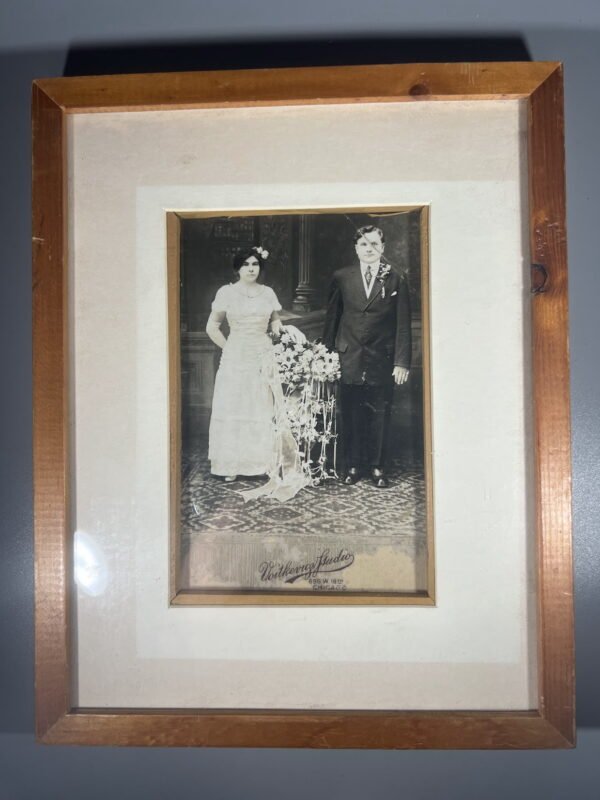 Nuotrauka įrėminta - iškilminga XX a. pradžios vestuvių akimirka, įamžinta istoriškai svarbioje Čikagos lietuvių bendruomenės vietoje. Kaina 18