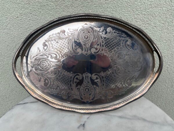 Padėklas sidabruotas, ovalus, su rankenomis, angliškas E.P.C. MADE IN ENGLAND. Kaina 68