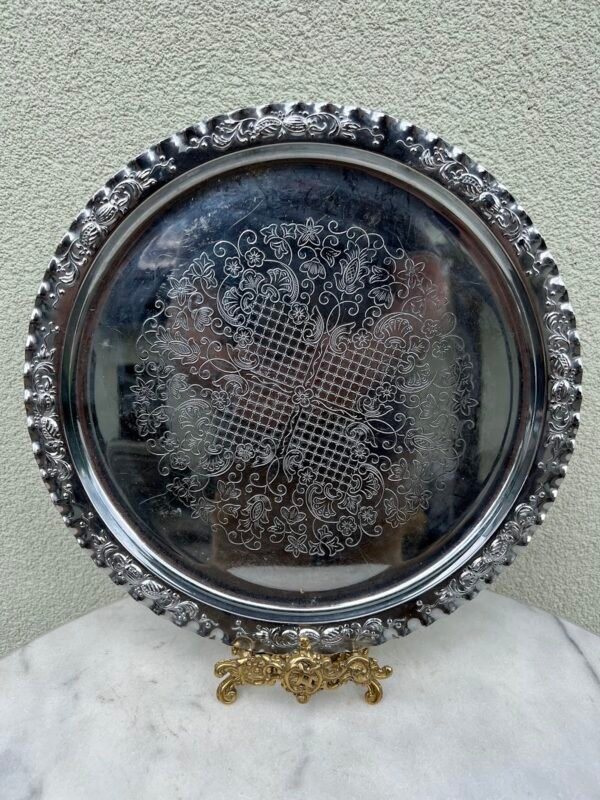 Padėklas apvalus, metalinis, vintažinis, švediškas. Kaina 28