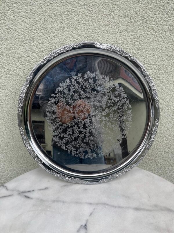 Padėklas apvalus, puoštas ornamentika, metalinis, vintažinis, švediškas. Kaina 33