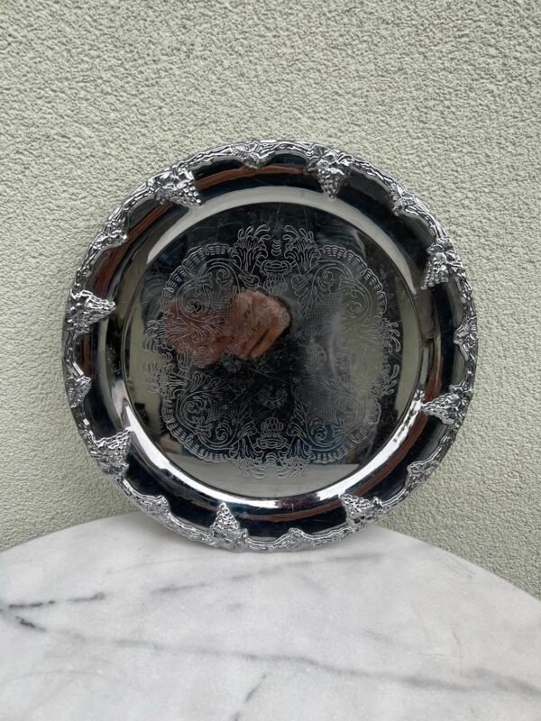 Padėklas apvalus, puoštas vynuogėmis, metalinis, vintažinis, švediškas. Kaina 32