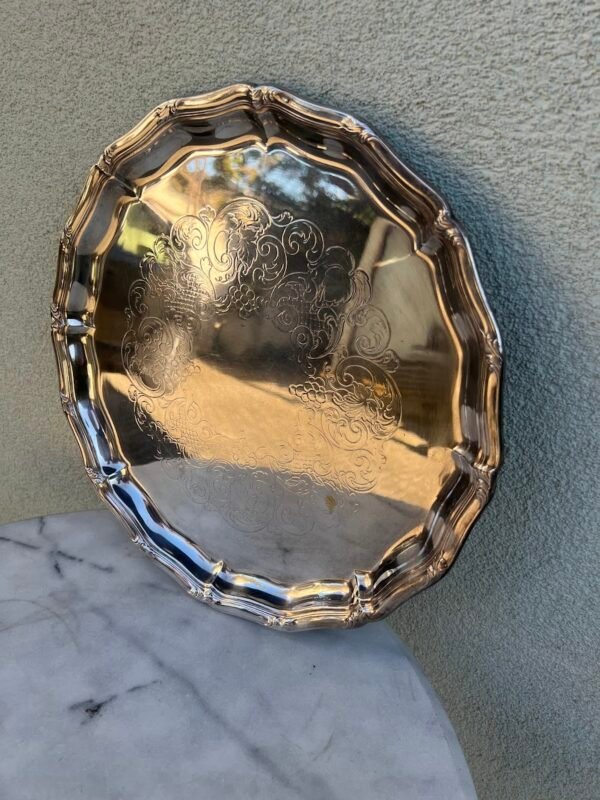 Padėklas apvalus, metalinis, vintažinis, sidabruotas. Skersmuo 40 cm. Kaina 38