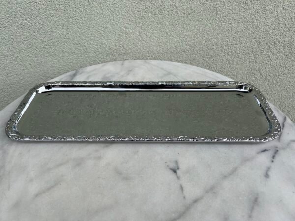 Padėklas serviravimo keturkampis puoštas gėlėmis, chromuotas, S. J. Chrome, Made in Sweden. Kaina 28