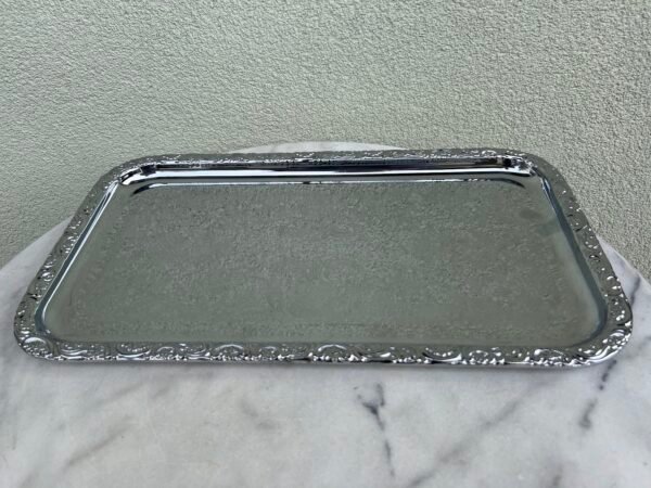 Padėklas serviravimo keturkampis puoštas gėlėmis, chromuotas, S. J. Chrome, Made in Sweden. Kaina 38