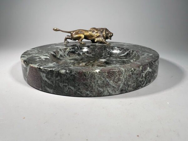 Padėklas, dėklas vizitinėms kortelėms antikvarinis, akmeninis, marmurinis puoštas liūto statulėle. Kaina 128