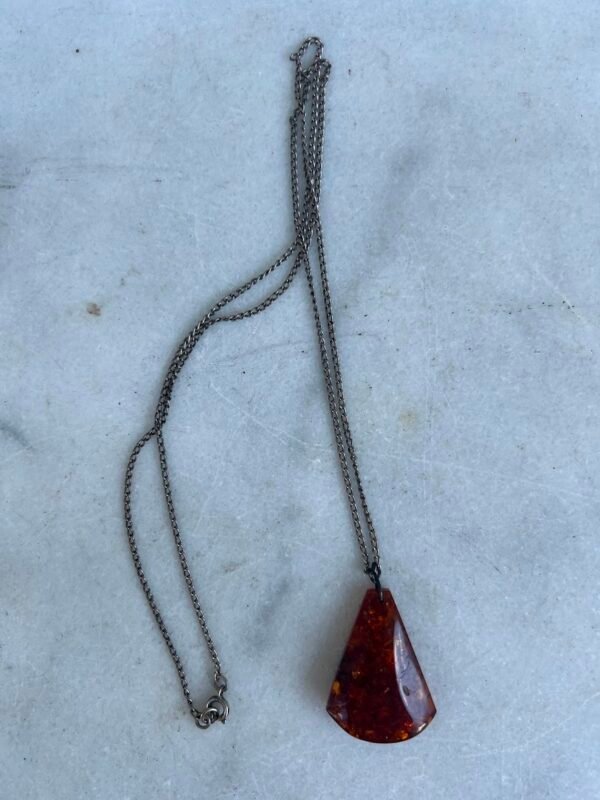 Pakabukas gintarinis, sidabrine, 875 prabos grandinėle, vintažinis, lietuviškas, sovietinis, tarybinių laikų. Kaina 43