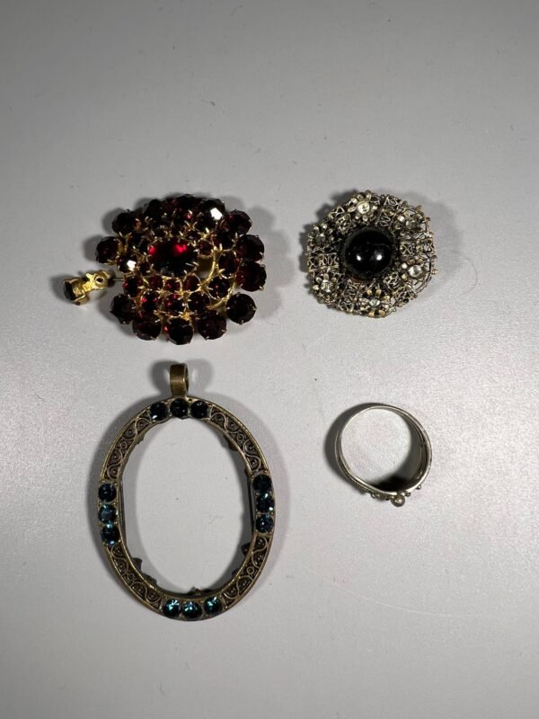 Papuošalai vintažiniai. Kaina 8 už viską.