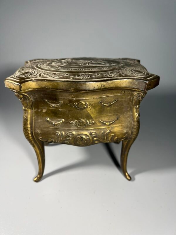 Papuošalų dėžutė, skrynelė antikvarinė, prancūziška, Art Nouveau stiliaus, JANCO, miniatiūrinė komodėlė juvelyrikai. Kaina 88