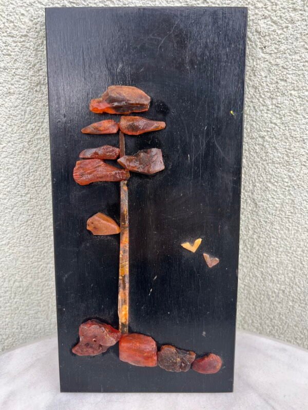 Paveikslėlis medinis su gintaru, gintaro mozaika sovietinis, tarybinių laikų. Pušis prie jūros. 1970 m. Kaina 28