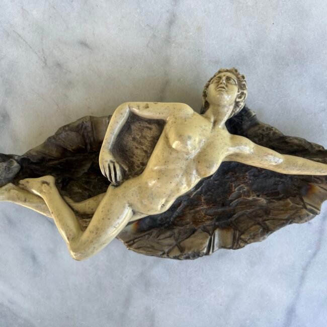 Peleinine-statulele-nuoga-moteris201.jpg