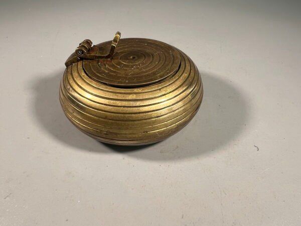 Peleninė nešiojama, žalvarinė, antikvarinė. Kaina 38