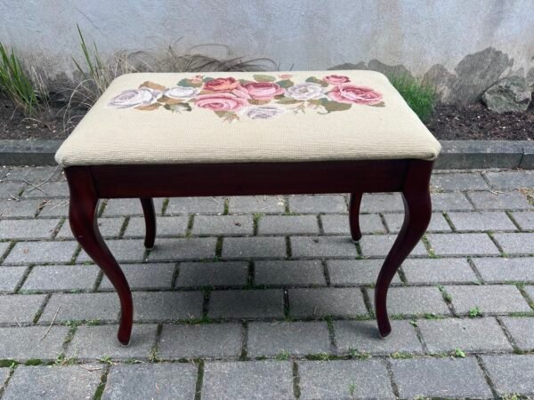 Pianino kėdė, pufas, minkštas suolelis, suoliukas, tabutetė, antikvarinis. Tvirtas, atidaromas, siuvinėtas. Kaina 87