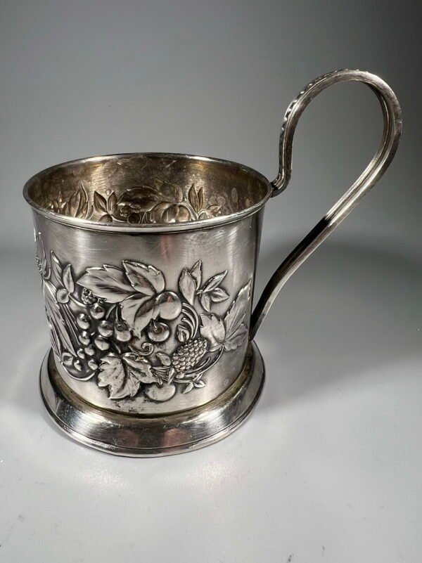 Podstakanikas (Podstakannik), stiklinių laikiklis uogų motyvais sovietinis, tarybinių laikų. Melchioras. Kaina 26