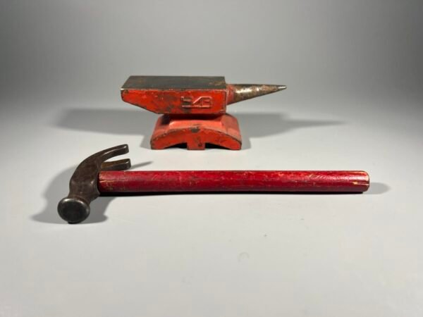 Priekalas juvelyro mažas, ketaus, špižinis ir plaktukas. Kaina 56 už viską.