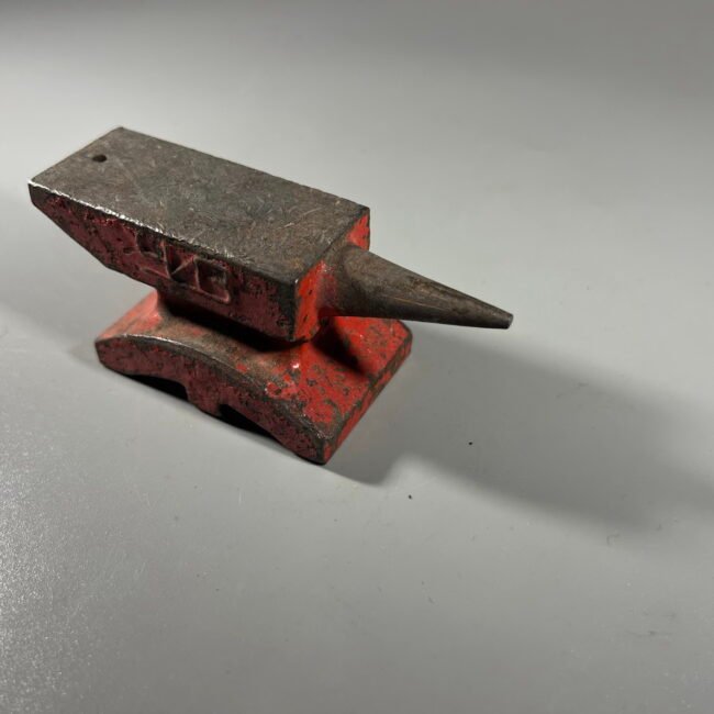 Priekalas-mazas-spizinis-ketaus-sssr203.jpg Priekalas-mazas-spizinis-ketaus-sssr203.jpg