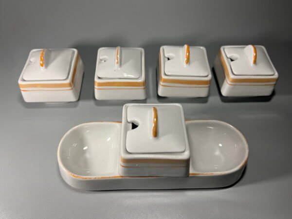 Prieskoninių rinkinys porcelianinis, tarybinis, sovietinių laikų. 1970 m. Kaina 26 už viską arba maži po 6, didelis 18