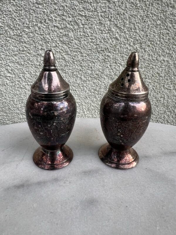 Prieskoninė, druskinė, pipirinė, prieskoninės, melchiorinės. 2 vnt. Nevalyta. Kaina 13 už abi.