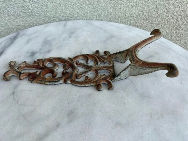 Prietaisas auliniams batams nuo kojų nusiauti, antikvarinis, ketaus, špižinis, tvirtas. Kaina 46