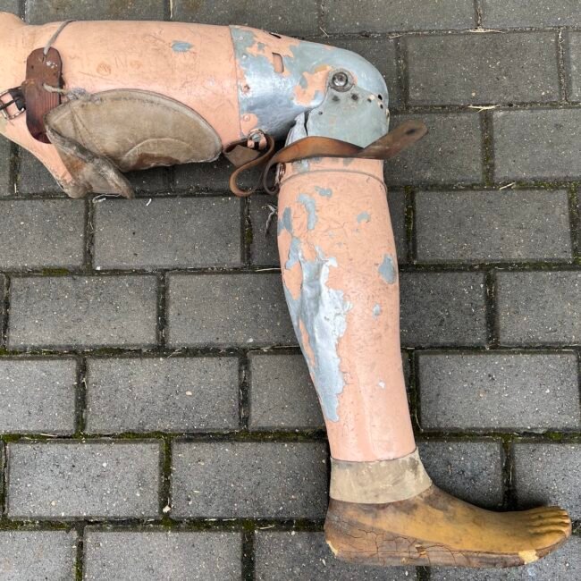 Protezas-kojos-ortopedinis-antikvarinis20aliuminis-dengtas2010.jpg Protezas-kojos-ortopedinis-antikvarinis20aliuminis-dengtas2010.jpg