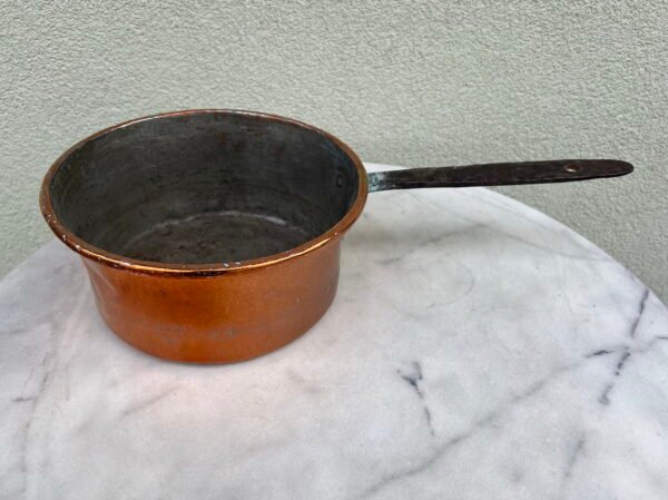 Puodas su rankena varinis, antikvarinis. Svoris 1,3 kg. Kaina 57