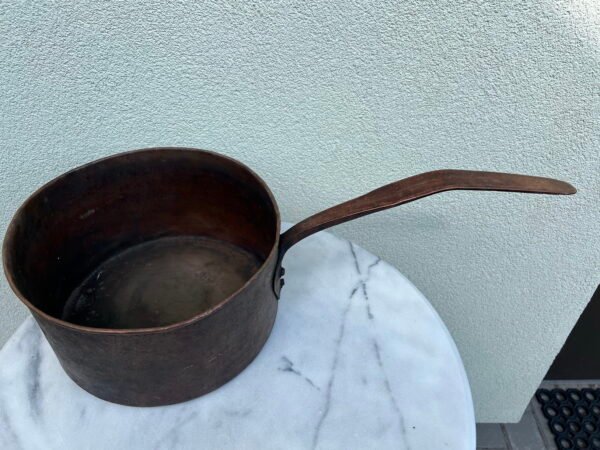 Puodas su rankena varinis, antikvarinis, carinės Rusijos imperijos laikų. Svoris 3,8 kg. Kaina 78