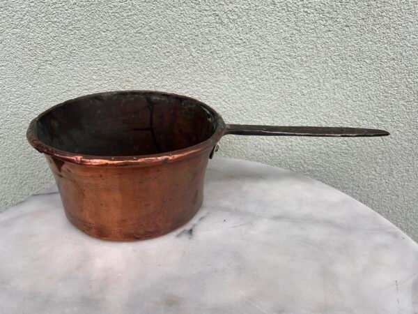 Puodas varinis su rankena, varinis, kaltinis, antikvarinis. Kaina 66