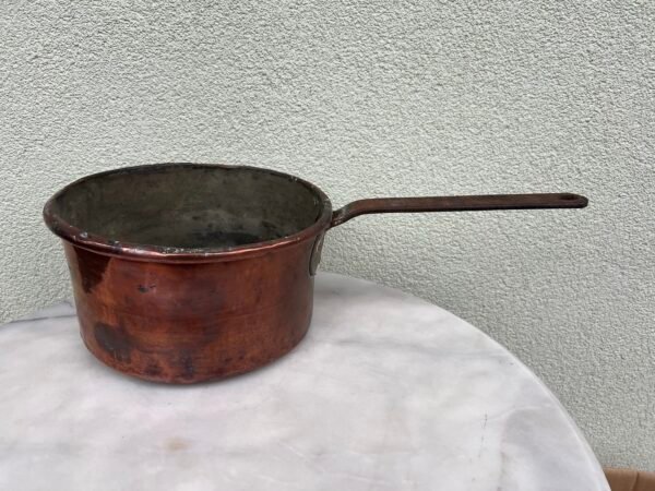 Puodas varinis su rankena, varinis, kaltinis, antikvarinis. Kaina 68