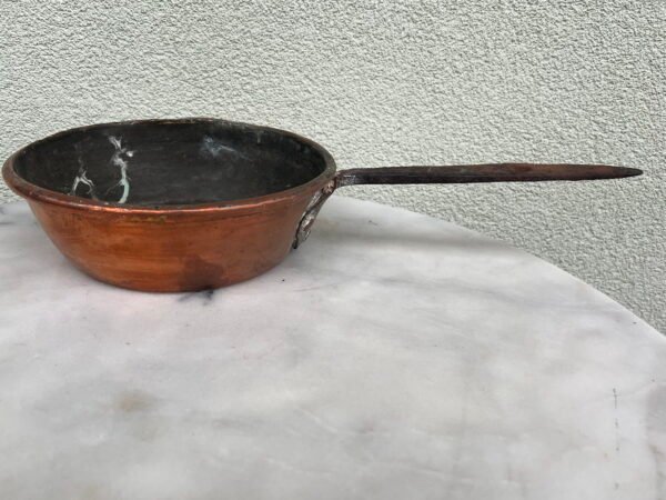 Puodas varinis su rankena, kaltinis, antikvarinis. Kaina 43