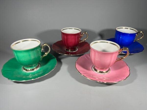 Puodeliai su lėkštutėmis porcelianiniai: žalias (2 vnt.), raudonas (2 vnt.), rožinis (2 vnt.), mėlynas 1 vnt. su 2 lėkštutėm. Talpa po 130 ml. Kaina po 8