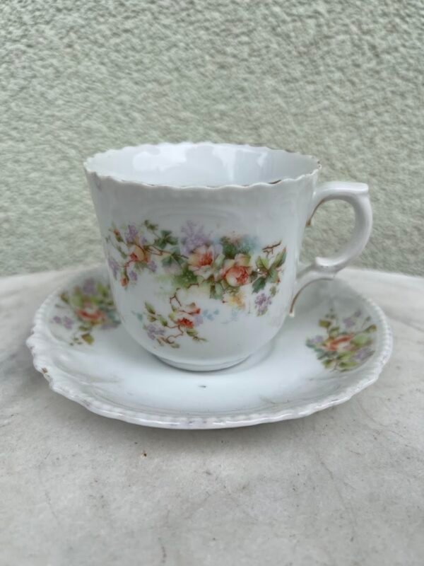 Puodelis su lėkštute porcelianinis, antikvarinis, puoštas rožėmis. Vokietijos imperija. 1880–1910 m. Puodelio talpa 200 ml. 2 vnt. Kaina po 22