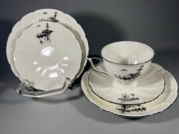 Puodelis su 4 lėkštutėm, Kauno Jiesios kaulinio porceliano, papuoštas grafišku peizažu. Apie 1980 m. Kaina 16 už viską