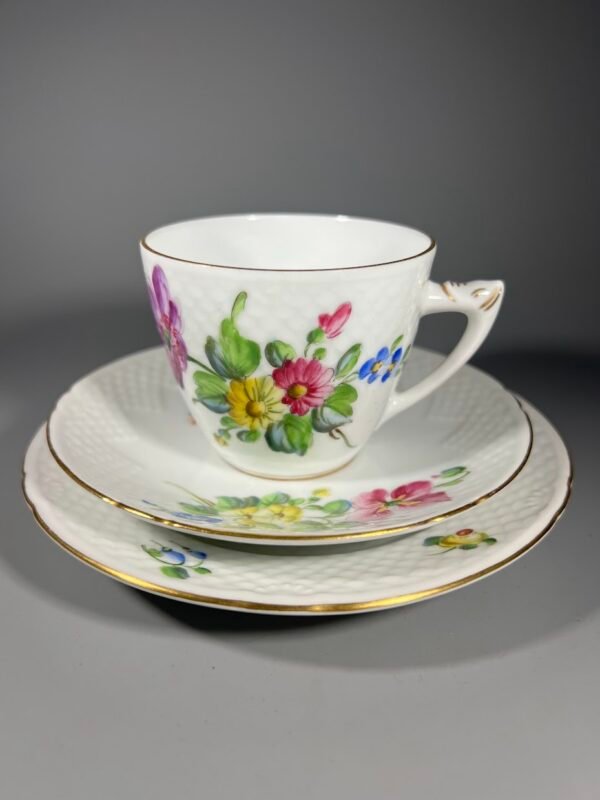 Puodelis su dviem lėkštutėm, trio rinkinys, tapyta, porcelianiniai, antikvariniai, Bing & Grøndahl, Saxon Flower. (Saksisk Blomst). Danija. Kaina 28 už viską