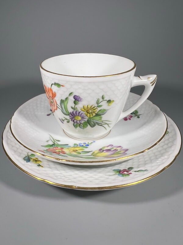 Puodelis su dviem lėkštutėm, trio rinkinys, tapyta, porcelianiniai, antikvariniai, Bing & Grøndahl, Saxon Flower. (Saksisk Blomst). Danija. Kaina 28 už viską