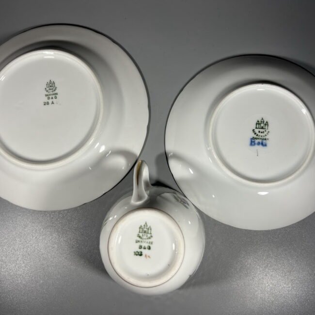 Puodelis-su-dviem-lC497kstutC497m-trio-porcelianiniai-antikvariniai-Bing-Grondahl-Saxon20Flower-Danija20I205.jpg