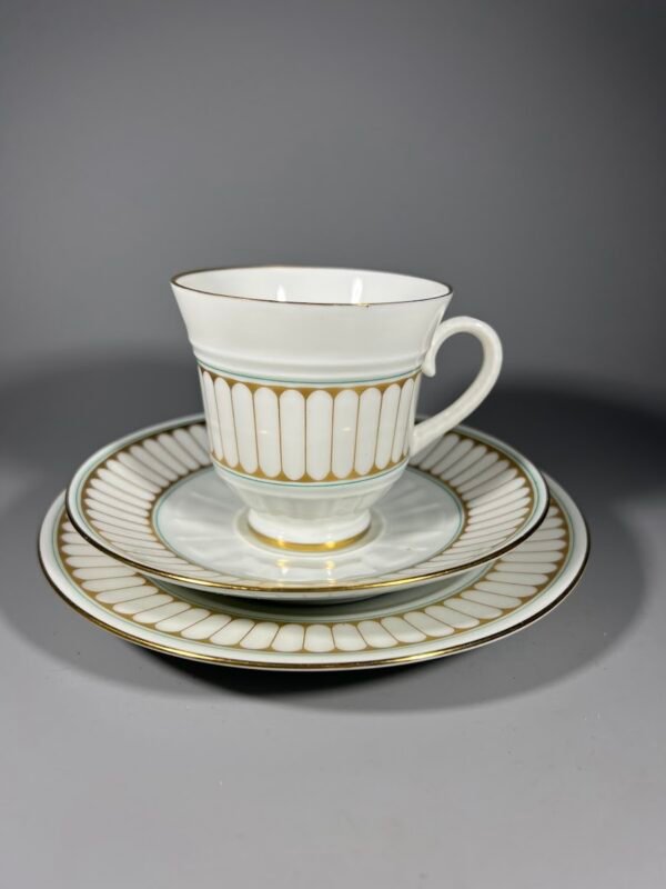 Puodelis su dviem lėkštutėm porcelianinis, trio rinkinys, Bing & Grøndahl, Hartmann dizaino. Kaina 28 už viską.