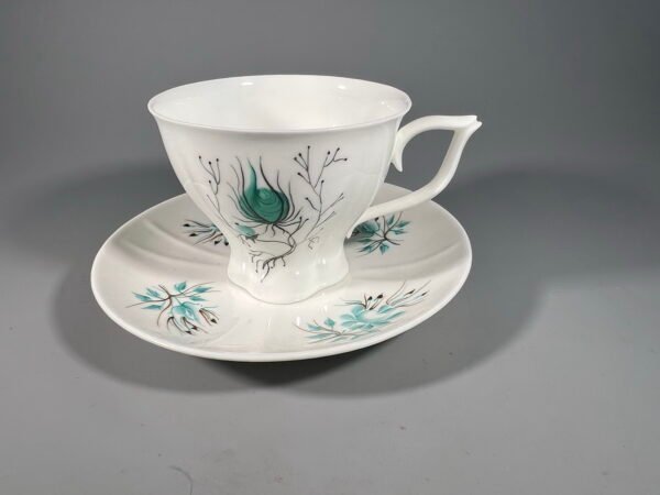 Puodelis su lėkštute porcelianiniai stilizuotu augaliniu motyvu. Gamykla Kauno Jiesia. Kaina 7