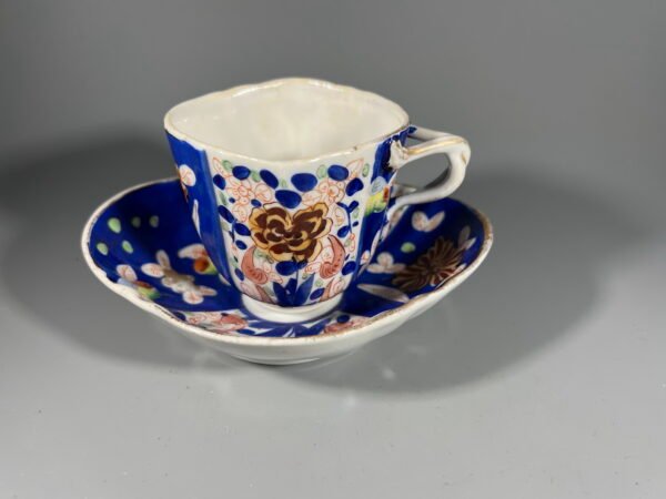 Puodelis su lėkštute Imari stiliaus gėlių raštas su mėlynais ir rūdžių raudonumo akcentais. Anglija, 1950-1960 m. Kaina 28