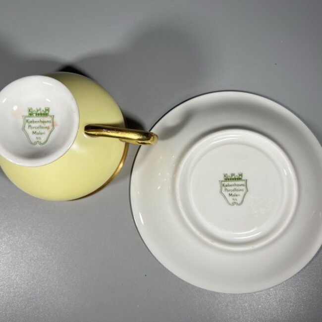 Puodelis-su-lekstute-porcelianiniai-Kjobenhavns-Porcellains-Maleri-KPM-geltonas204.jpg Puodelis-su-lekstute-porcelianiniai-Kjobenhavns-Porcellains-Maleri-KPM-geltonas204.jpg