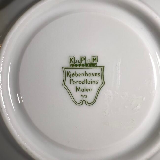 Puodelis-su-lekstute-porcelianiniai-Kjobenhavns-Porcellains-Maleri-KPM-geltonas205.jpg Puodelis-su-lekstute-porcelianiniai-Kjobenhavns-Porcellains-Maleri-KPM-geltonas205.jpg