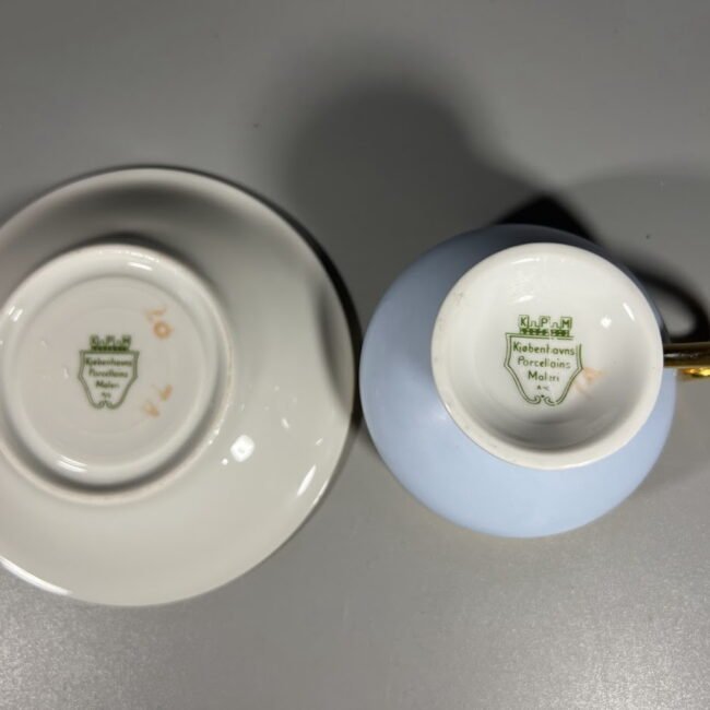 Puodelis-su-lekstute-porcelianiniai-Kjobenhavns-Porcellains-Maleri-KPM-melynas204.jpg Puodelis-su-lekstute-porcelianiniai-Kjobenhavns-Porcellains-Maleri-KPM-melynas204.jpg