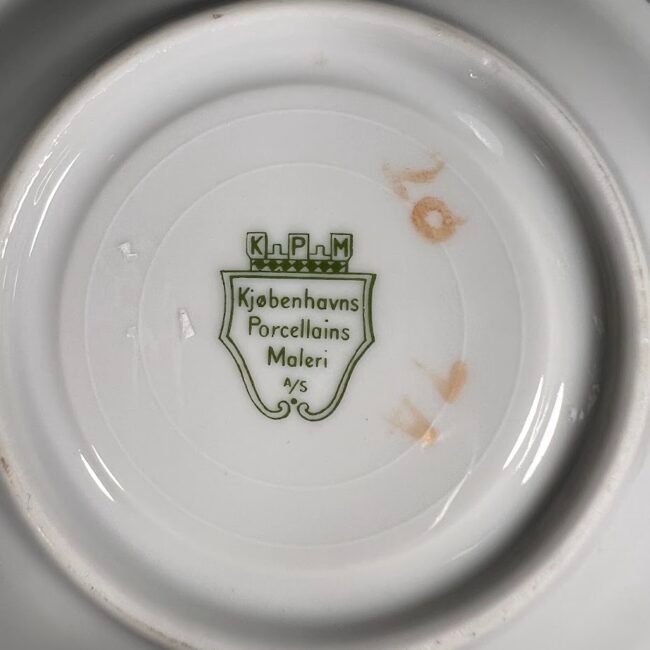 Puodelis-su-lekstute-porcelianiniai-Kjobenhavns-Porcellains-Maleri-KPM-melynas205.jpg Puodelis-su-lekstute-porcelianiniai-Kjobenhavns-Porcellains-Maleri-KPM-melynas205.jpg